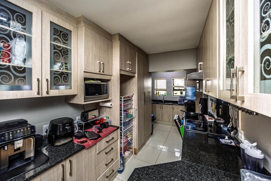 To Let 5 Bedroom Property for Rent in Cove Rock Eastern Cape